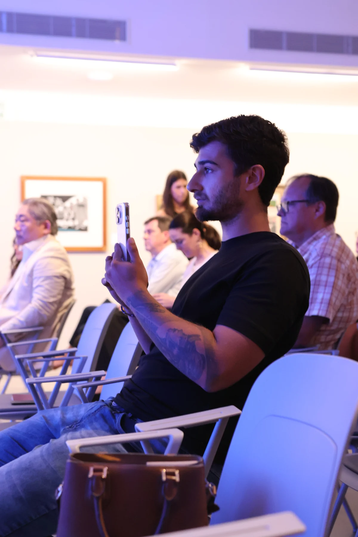 Leonardo registrando um evento com o celular