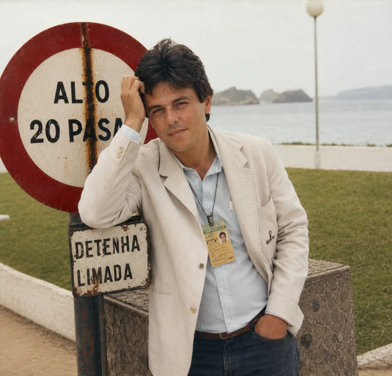Fotografia restaurada digitalmente — Em frente à placa